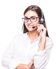 Mujer con auriculares de soporte técnico de Accessin.